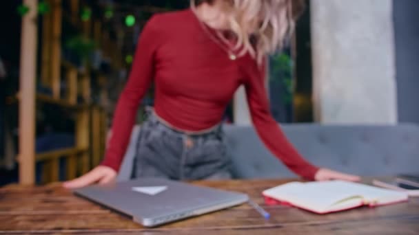 Triste Stanca Giovane Donna Lavora Con Computer Tavola Orario Lavoro — Video Stock