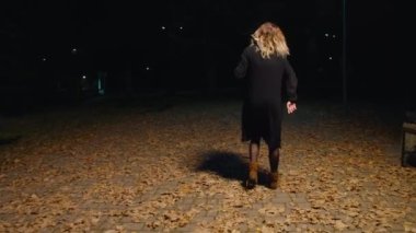 Sinematik çekim, ürpertici bir zombi kadının uyanışı, karanlıktan çıkıp saldırır. Korkunç. Cadılar Bayramı. Gerçek şeytan..