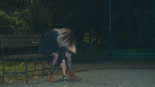 In der Filmaufnahme läuft ein Mann durch einen dunklen Wald, eine gruselige Zombie-Frau rennt aus der Dunkelheit und greift an. horror. halloween. Das wirkliche Böse. — Stockvideo