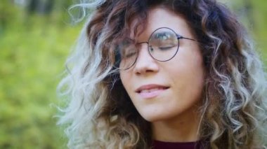 Mutlu genç bayan turist sonbahar yapraklarıyla aşk tünelinde dönüyor, temiz hava soluyor, saçlar rüzgarda uçuşuyor, insan özgürlüğü kavramı. mutluluk.