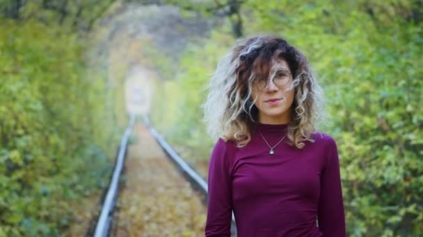 Счастливая молодая туристка, кружащаяся в тоннеле любви осенними листьями, дышащая свежим воздухом, развевающиеся на ветру волосы, свобода человека. счастье. — стоковое видео