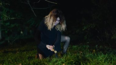 Sinematik çekim, ürpertici bir zombi kadının uyanışı, karanlıktan çıkıp saldırır. Korkunç. Cadılar Bayramı. Gerçek şeytan.