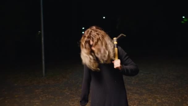 Cinematic Shot Awakening Creepy Zombie Woman Runs Out Dark Attacks — ストック動画