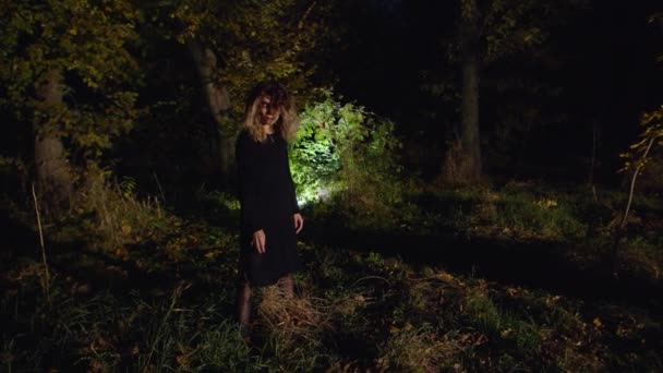 Syuting Sinematik Kebangkitan Seorang Wanita Zombie Menyeramkan Kehabisan Gelap Dan — Stok Video