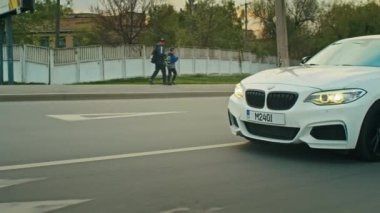 BMW 3 serisi, Alman arabası, gün batımında otoyolda giden lüks spor sedan, yakın çekim.