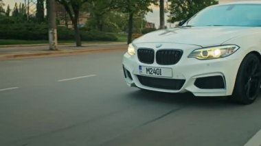 Krivoy Rog, Ukrayna - 05.07.2022: BMW 3 serisi, Alman arabası, gün batımında otoyolda giden lüks spor arabası, yakın çekim