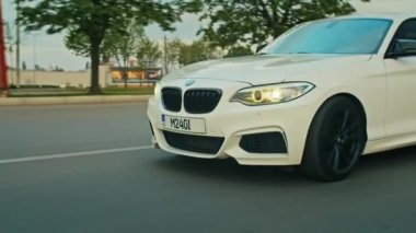 Krivoy Rog, Ukrayna - 05.07.2022: BMW 3 serisi, Alman arabası, gün batımında otoyolda giden lüks spor arabası, yakın çekim