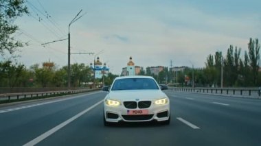 Krivoy Rog, Ukrayna - 05.07.2022: BMW 3 serisi, Alman arabası, gün batımında otoyolda giden lüks spor arabası, yakın çekim