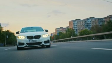 Krivoy Rog, Ukrayna - 05.07.2022: BMW 3 serisi, Alman arabası, gün batımında otoyolda giden lüks spor arabası, yakın çekim