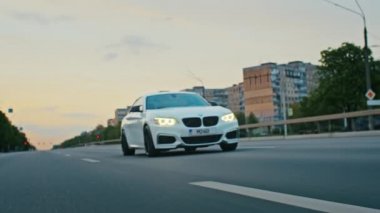 Krivoy Rog, Ukrayna - 05.07.2022: BMW 3 serisi, Alman arabası, gün batımında otoyolda giden lüks spor arabası, yakın çekim