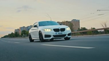 Krivoy Rog, Ukrayna - 05.07.2022: BMW 3 serisi, Alman arabası, gün batımında otoyolda giden lüks spor arabası, yakın çekim
