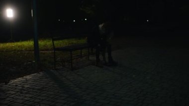 Sinematik çekim, ürpertici bir zombi kadının uyanışı, karanlıktan çıkıp saldırır. Korkunç. Cadılar Bayramı. Gerçek şeytan..