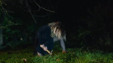 Sinematik çekim, ürpertici bir zombi kadının uyanışı, karanlıktan çıkıp saldırır. Korkunç. Cadılar Bayramı. Gerçek şeytan..