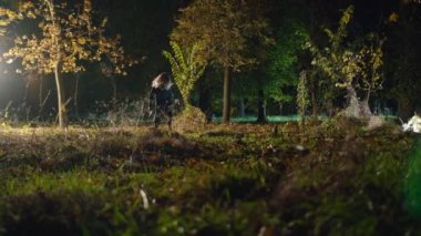 Korkunç kadın kameraya bakar, karanlıktan çıkar..