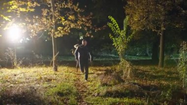 Sinematik çekim, bir adam karanlık bir ormanda yürür, ürpertici bir zombi kadın karanlıktan kaçar ve saldırır. Korkunç. Cadılar Bayramı. Gerçek şeytan..