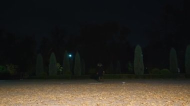 Sinematik çekim, gece parkında çekiçle yürüyen ürkütücü zombi kadın. Korkunç. Cadılar Bayramı. Gerçek şeytan..