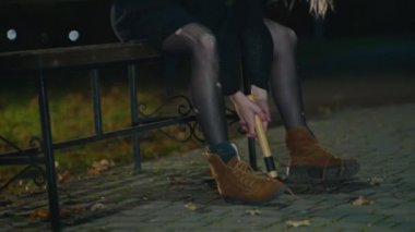 Sinematik çekim, ürpertici bir zombi kadının uyanışı, karanlıktan çıkıp saldırır. Korkunç. Cadılar Bayramı. Gerçek şeytan..