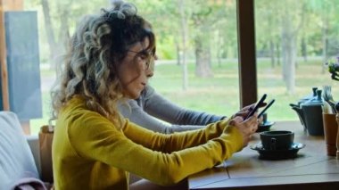 İki mutlu kız telefonda sohbet ediyor. Birlikte eğleniyoruz. yaz günleri.