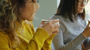 İki mutlu kız telefonda sohbet ediyor. Birlikte eğleniyoruz. yaz günleri.