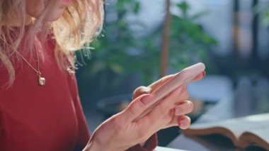 Mutlu genç bayan masada telefon ve bilgisayarla oturuyor. İş zamanı. dinlenme ve çalışma.