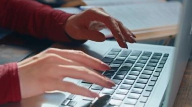 Mutlu genç bayan masada telefon ve bilgisayarla oturuyor. İş zamanı. dinlenme ve çalışma.