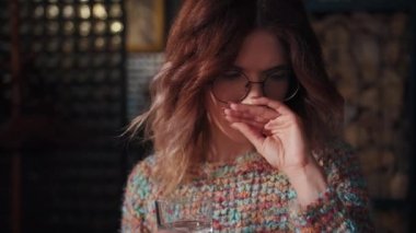 Üzgün bir kız kendini iyi hissetmez, kendini iyi hissetmek için su içer..