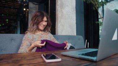 Kafede oturup dizüstü bilgisayarla konuşan mutlu blogger kızı.