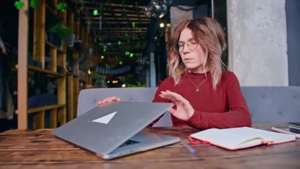 Λυπημένη Κουρασμένη Νεαρή Γυναίκα Δουλεύει Υπολογιστή Στο Τραπέζι Ώρα Για — Αρχείο Βίντεο