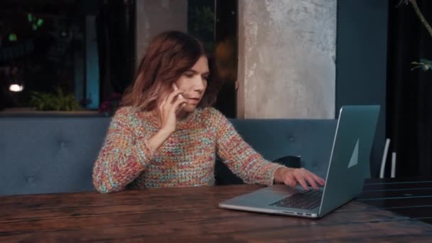 Gelukkig Blogger Meisje Praten Laptop Zitten Cafe — Stockvideo