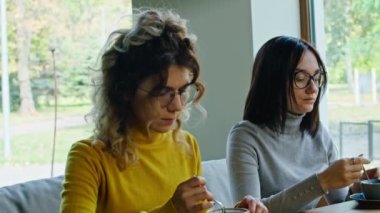 İki mutlu kız telefonda sohbet ediyor. Birlikte eğleniyoruz. yaz günleri