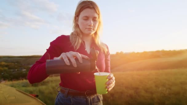 Una Mujer Joven Instaló Felizmente Una Tienda Campaña Las Colinas — Vídeos de Stock