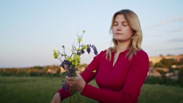 Una Mujer Joven Recoge Con Alegría Flores Las Colinas Montaña — Vídeos de Stock