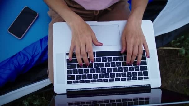 Egy Fiatal Boldogan Kommunikál Videokapcsolaton Keresztül Egy Laptopon Keresztül Hegyekben — Stock videók