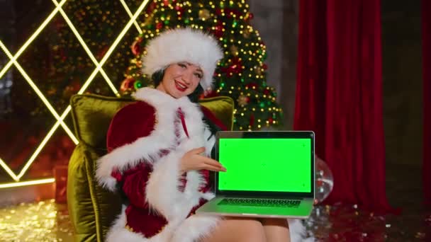 Happy Woman Mrs Santa Communicates Laptop Her Christmas Office Holidays — Stock Video