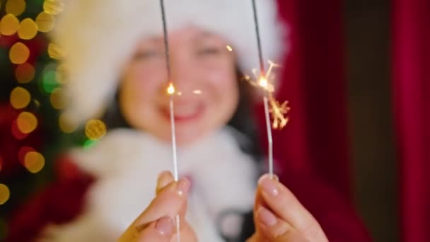 Gelukkig Vrouw Mevr Santa Speelt Met Sterretjes Vonken Verrukking Haar — Stockvideo