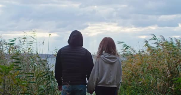 Счастливая Молодая Пара Осеннем Лесу Проявляет Свои Чувства Парень Обнимает — стоковое видео