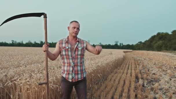 Ein Bauer Mit Sense Und Ein Mädchen Mit Brot Stehen — Stockvideo