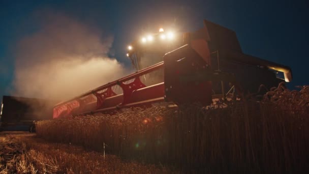 Oogstmachine Nachts Het Veld Oogst Tarwe Zeldzame Beelden Doet Denken — Stockvideo