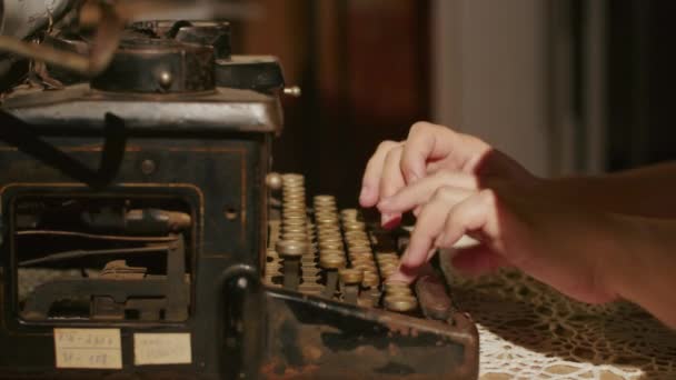 Mãos Escrevendo Máquina Escrever Velha Sobre Fundo Mesa Madeira — Vídeo de Stock