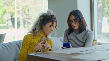 İki mutlu kız telefonda sohbet ediyor. Birlikte eğleniyoruz. yaz günleri