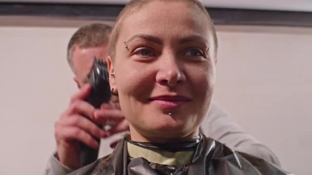 Dospělý Muž Stříhá Smutnou Ženu Plešatou Psacím Strojem Ukrajinský Voják — Stock video
