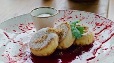 İki genç ve mutlu kadın reçelli lezzetli şurubun tadını çıkarıyorlar. Sıcak yaz mevsiminde güzel bir yerde çatalla yiyorlar.