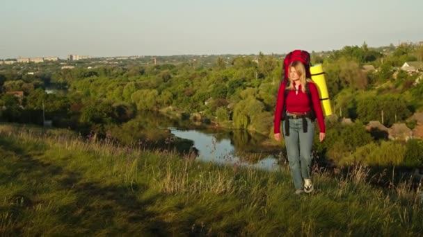 Молодая Женщина Счастливо Ищет Место Лагеря Горных Холмах Время Заката — стоковое видео
