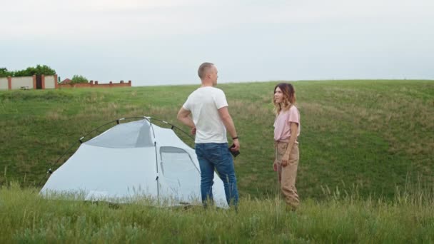 一个年轻的女人和一个男人在山上愉快地交流 在户外的娱乐 在山上 夏天的动机 — 图库视频影像