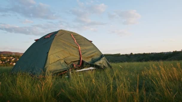 Una Joven Deja Felizmente Tienda Las Colinas Montaña Durante Atardecer — Vídeos de Stock