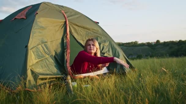Молодая Женщина Счастливо Покидает Палатку Горных Холмах Время Заката Отдохнуть — стоковое видео