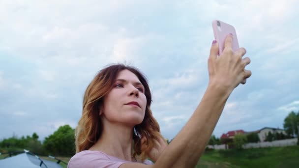 Genç Bir Kadın Gün Batımında Dağ Tepelerindeki Bir Telefonla Yürüyüş — Stok video
