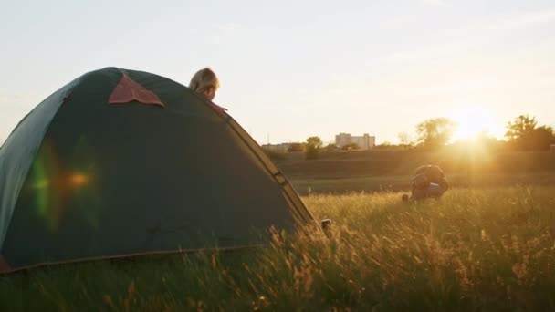 Молодая Женщина Счастливо Покидает Палатку Горных Холмах Время Заката Отдохнуть — стоковое видео