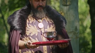 İki savaşçının kanındaki mistik kardeşlik ayini. Rahibe ve şaman infaz sürecini denetliyor.