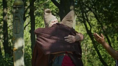 İki savaşçının kanındaki mistik kardeşlik ayini. Rahibe ve şaman infaz sürecini denetliyor.